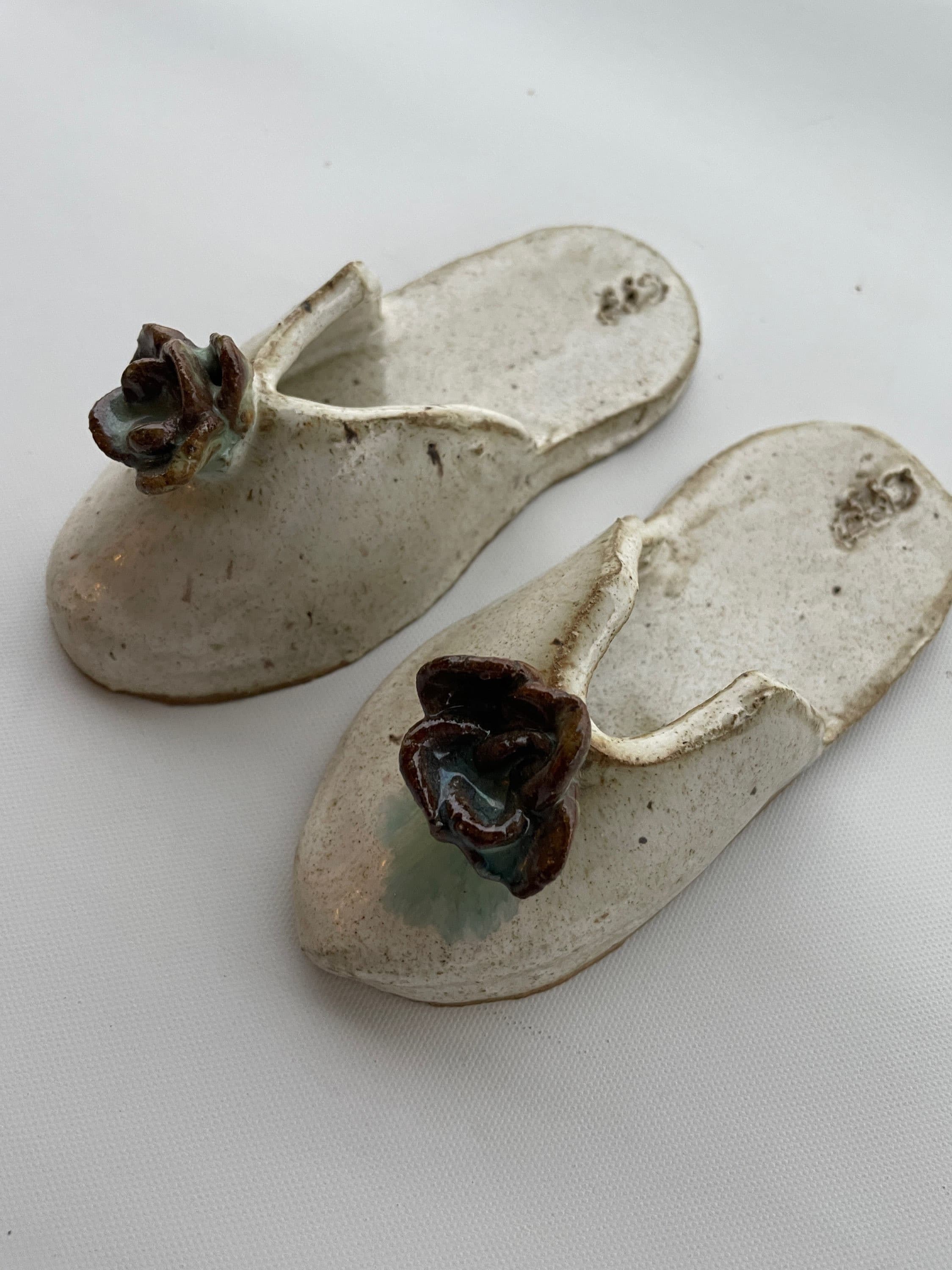 ZAPATITOS DE FLOR MARRÓN